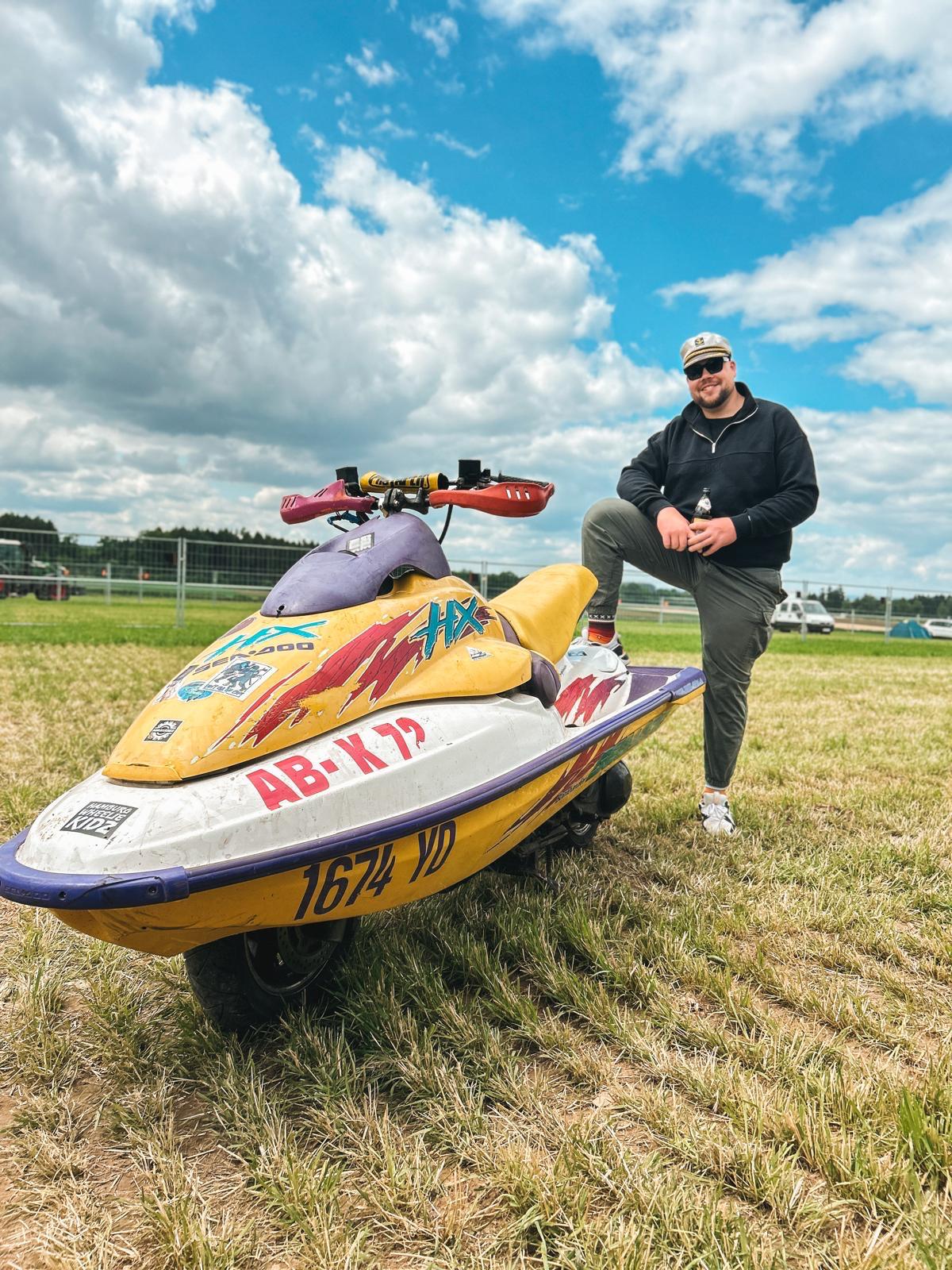 Jetski auf der Straße