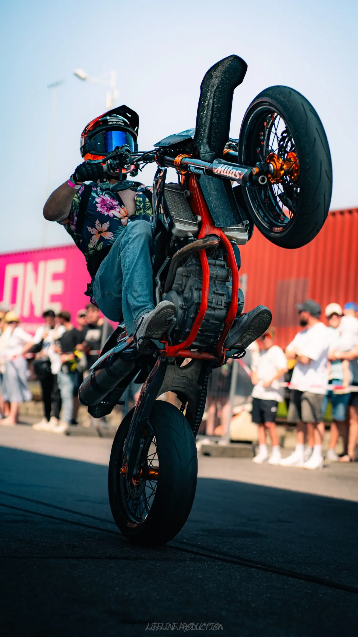 Stuntfahrer bei einem steilen Wheelie vor der Motomash-Crowd